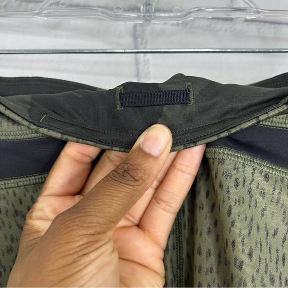 Lululemon Run: Inspire Crop II Full-On Luxtreme (Mesh) size 4 - Picture 9 of 13